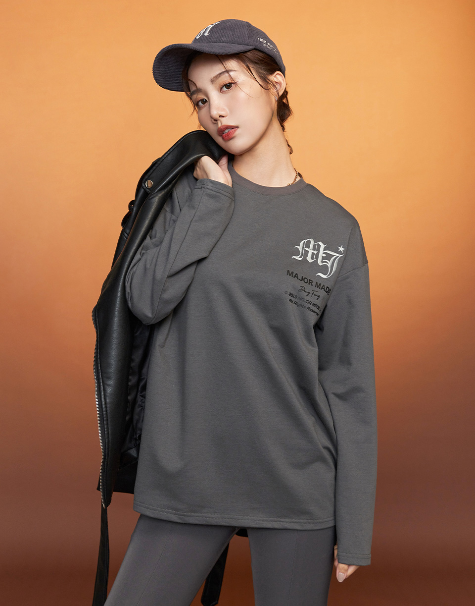 哥德字後背直向刺繡文字長TEE'