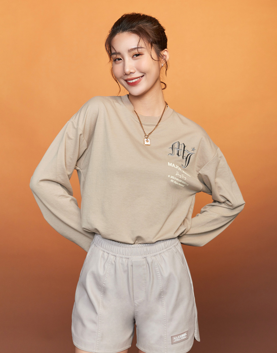 哥德字後背直向刺繡文字長TEE'