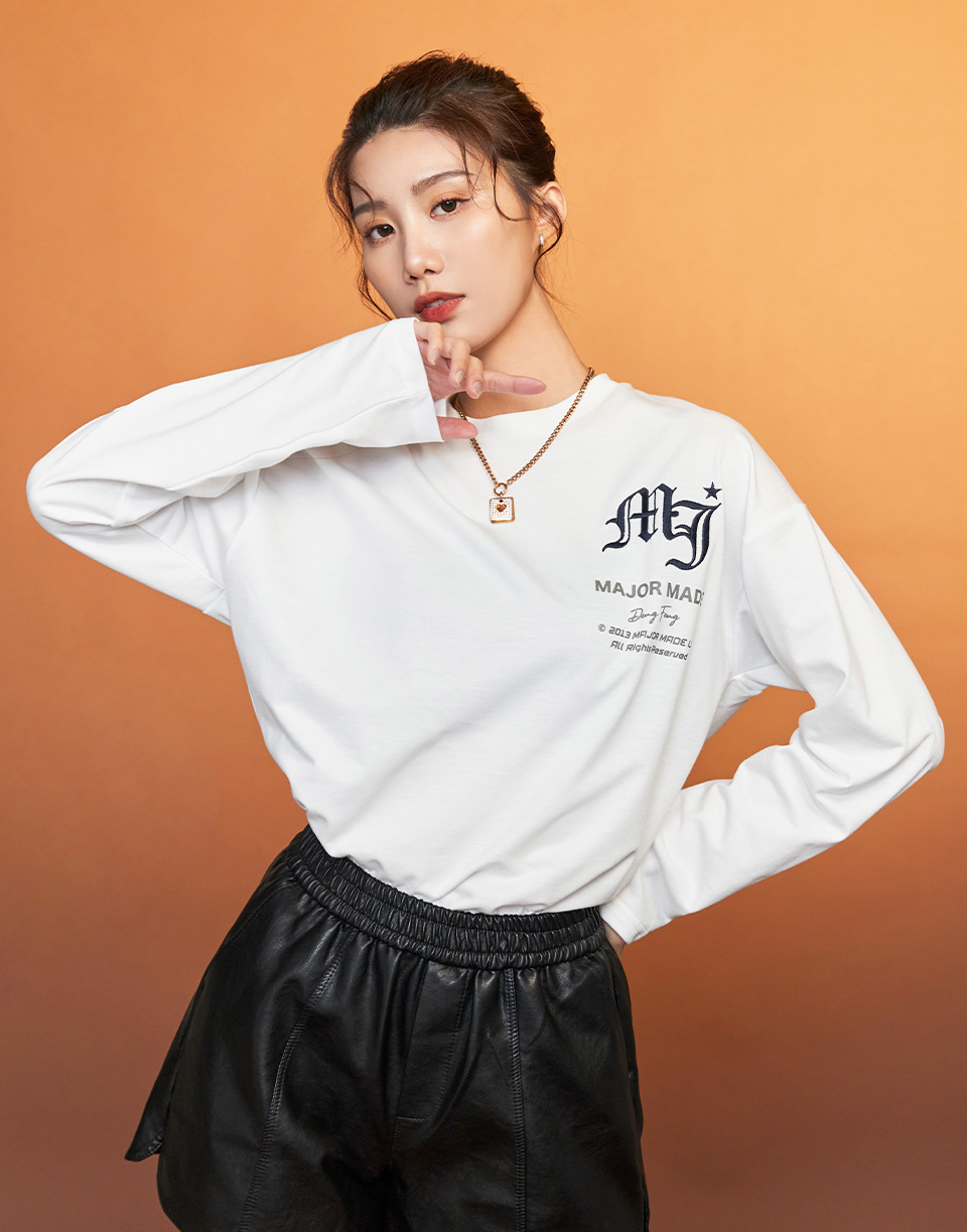 哥德字後背直向刺繡文字長TEE'