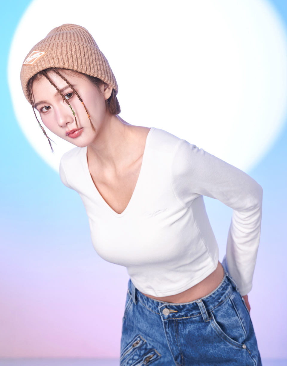 質感V領刺繡短版發熱衣