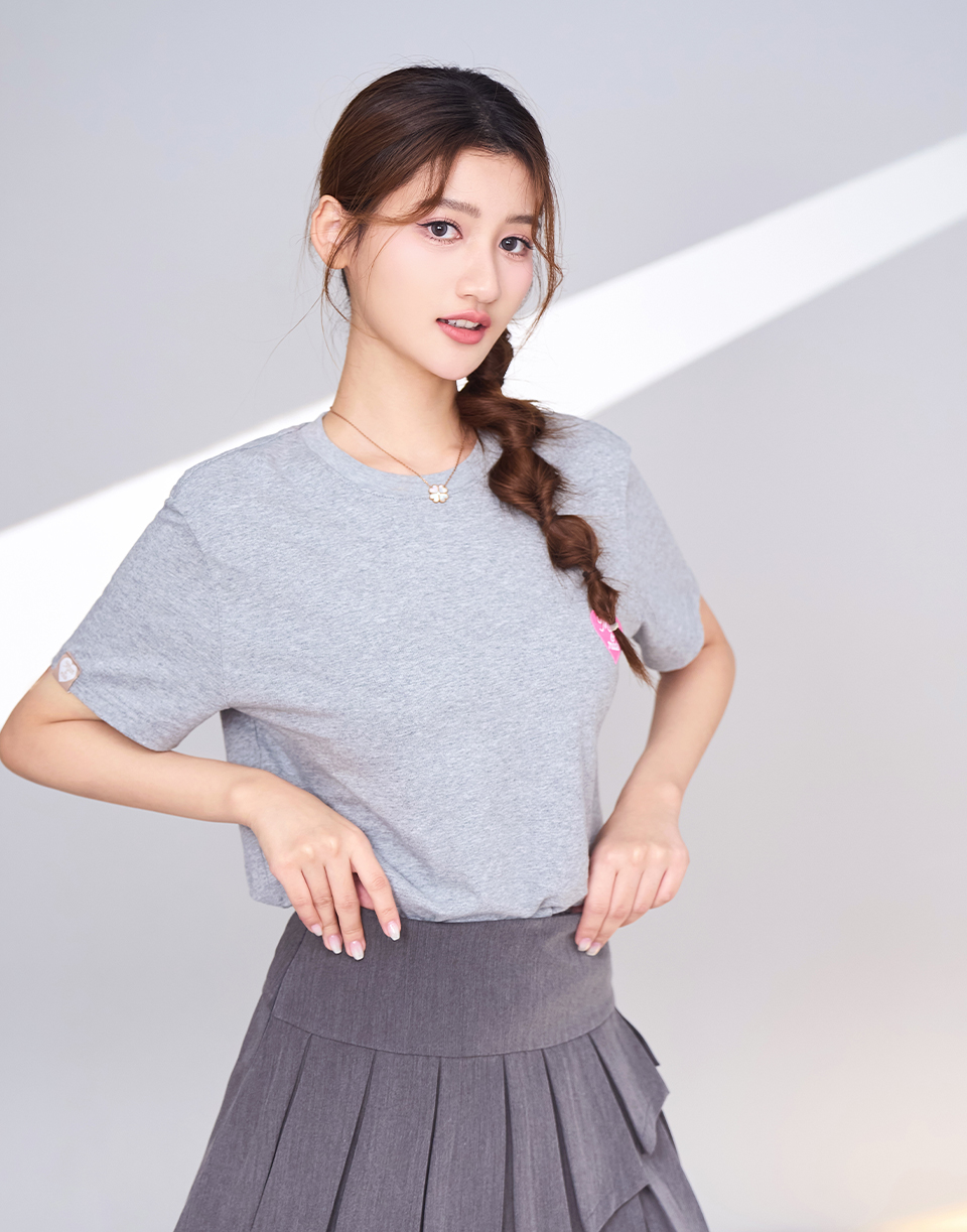 品牌愛心刺繡短T