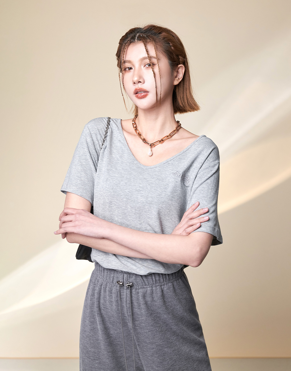 V領彈力刺繡弧度字短T