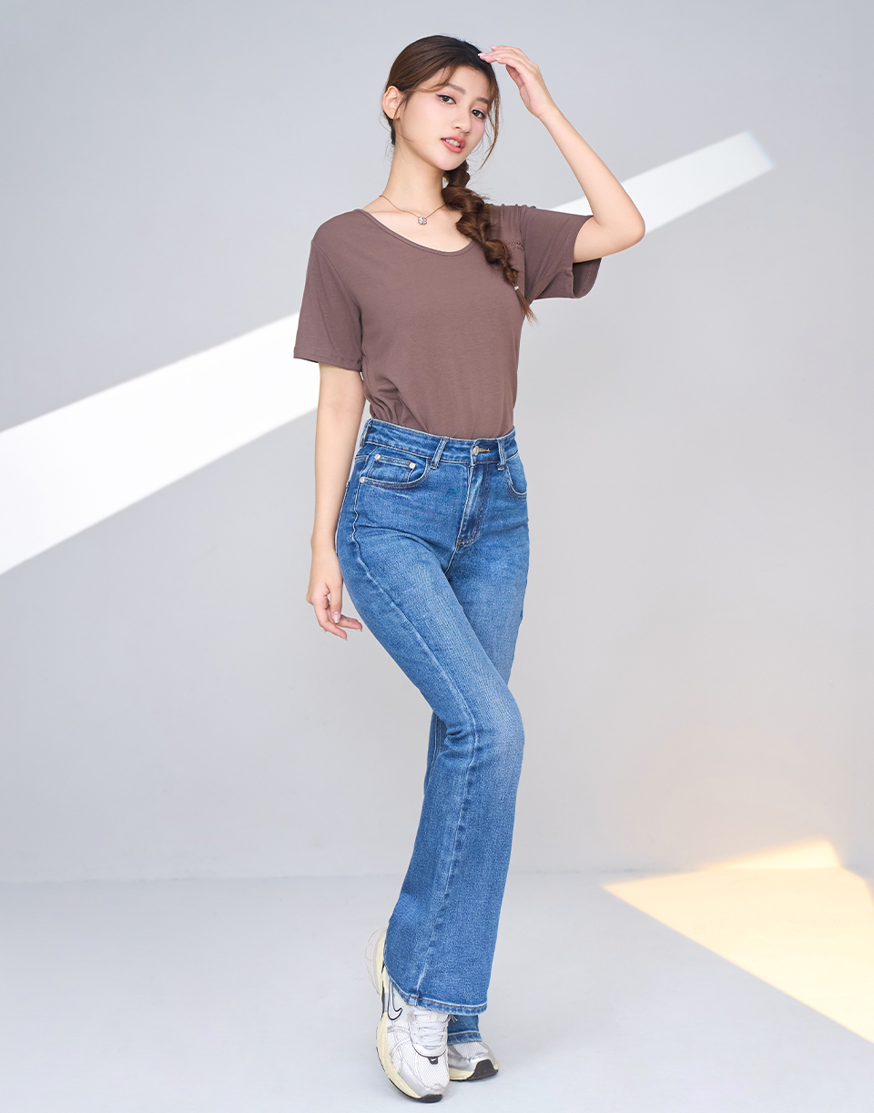 V領彈力刺繡弧度字短T