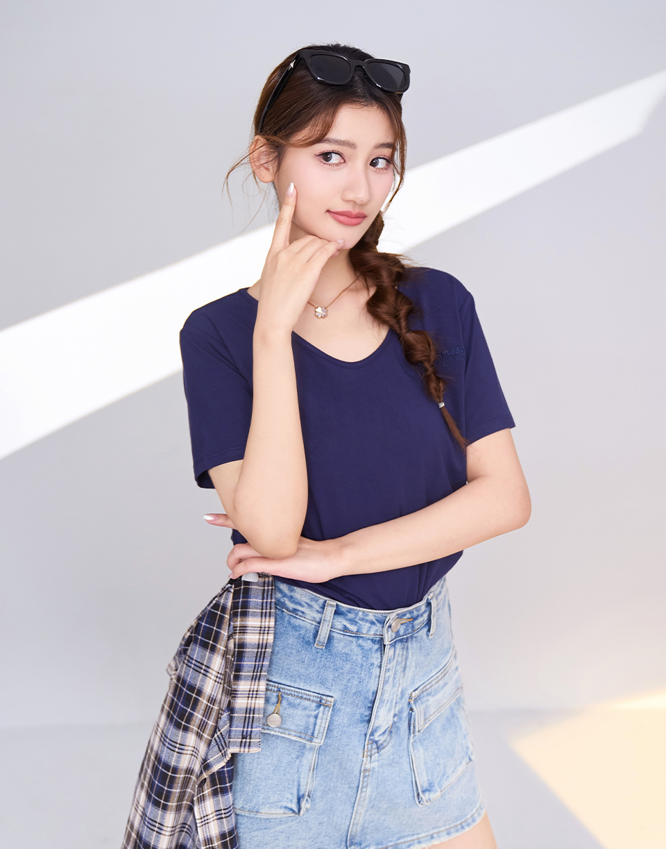 V領彈力刺繡弧度字短T