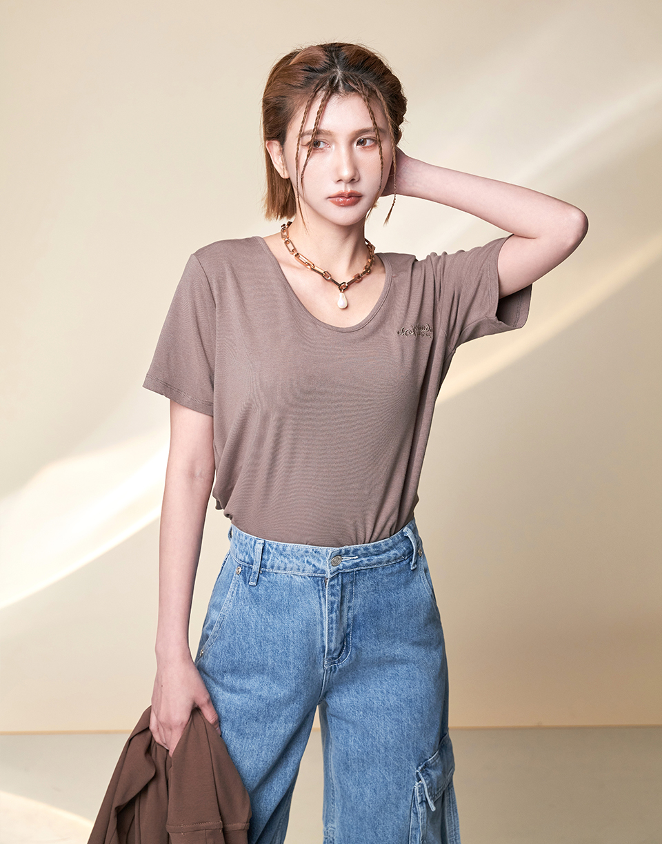 V領彈力刺繡弧度字短T