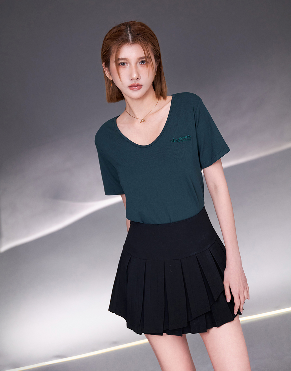 V領彈力刺繡弧度字短T