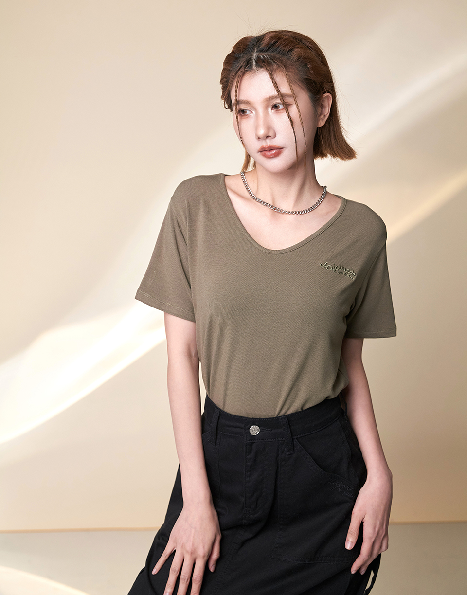 V領彈力刺繡弧度字短T