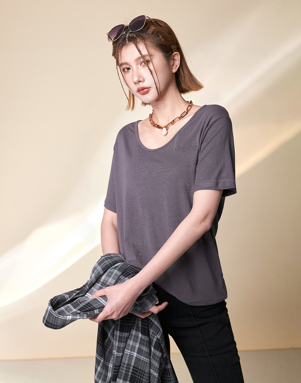 V領彈力刺繡弧度字短T