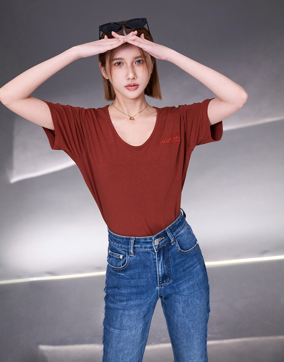 V領彈力刺繡弧度字短T