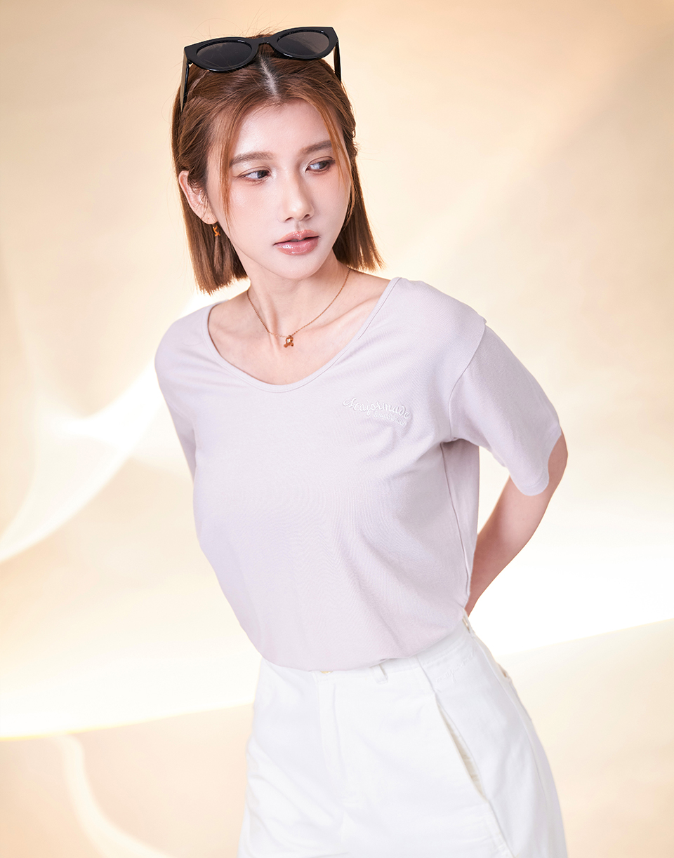V領彈力刺繡弧度字短T