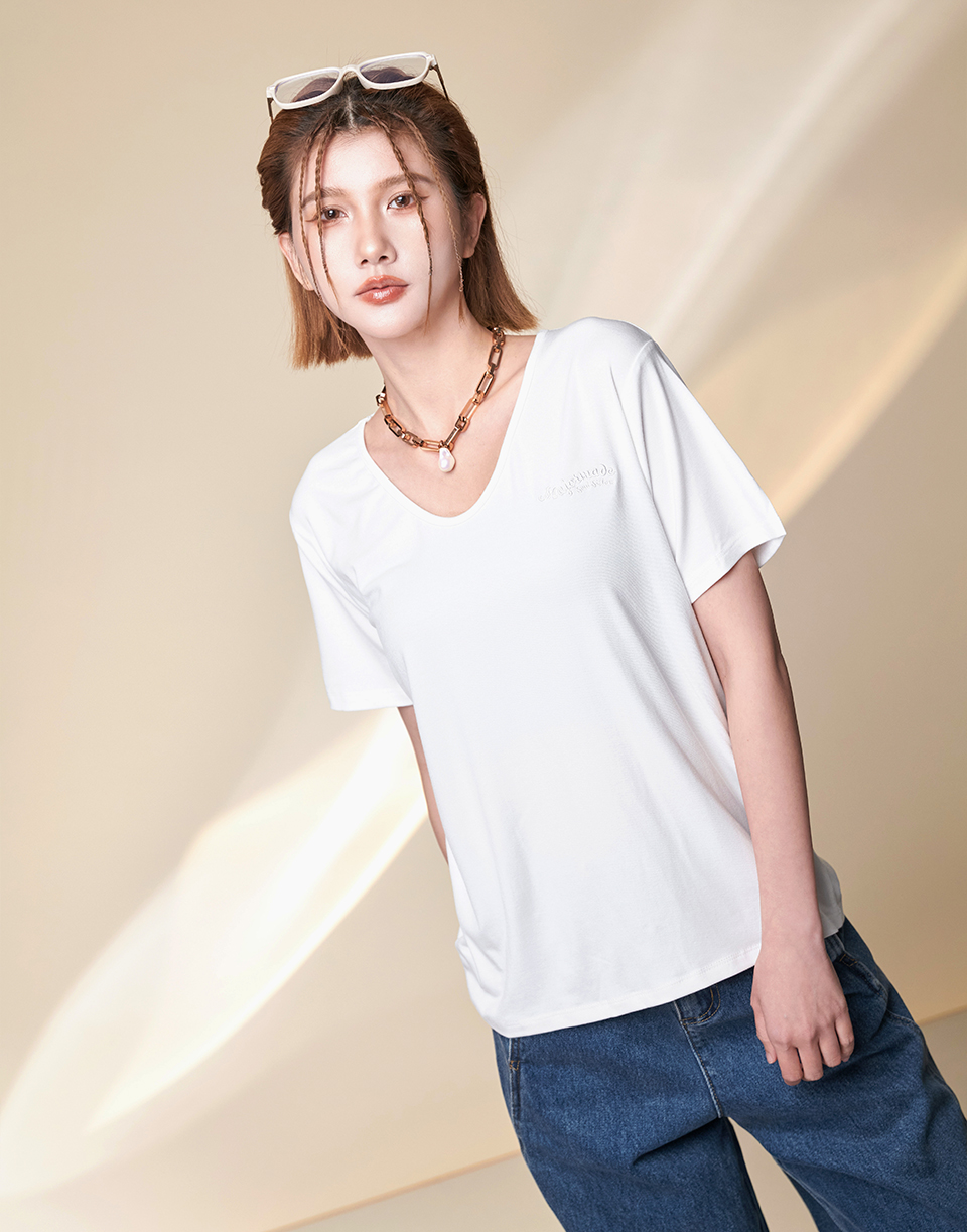 V領彈力刺繡弧度字短T