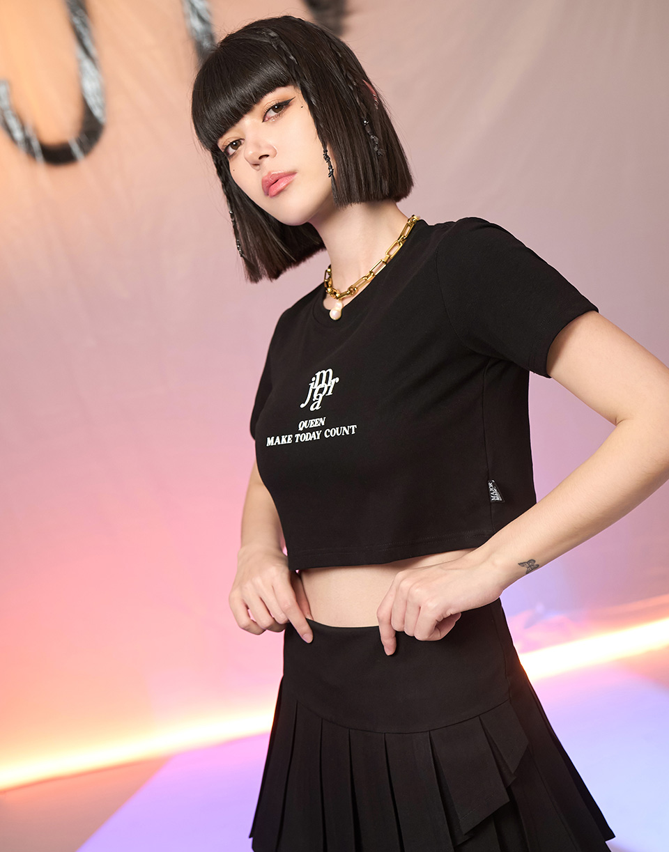 品牌鎖鏈字母修身短版T