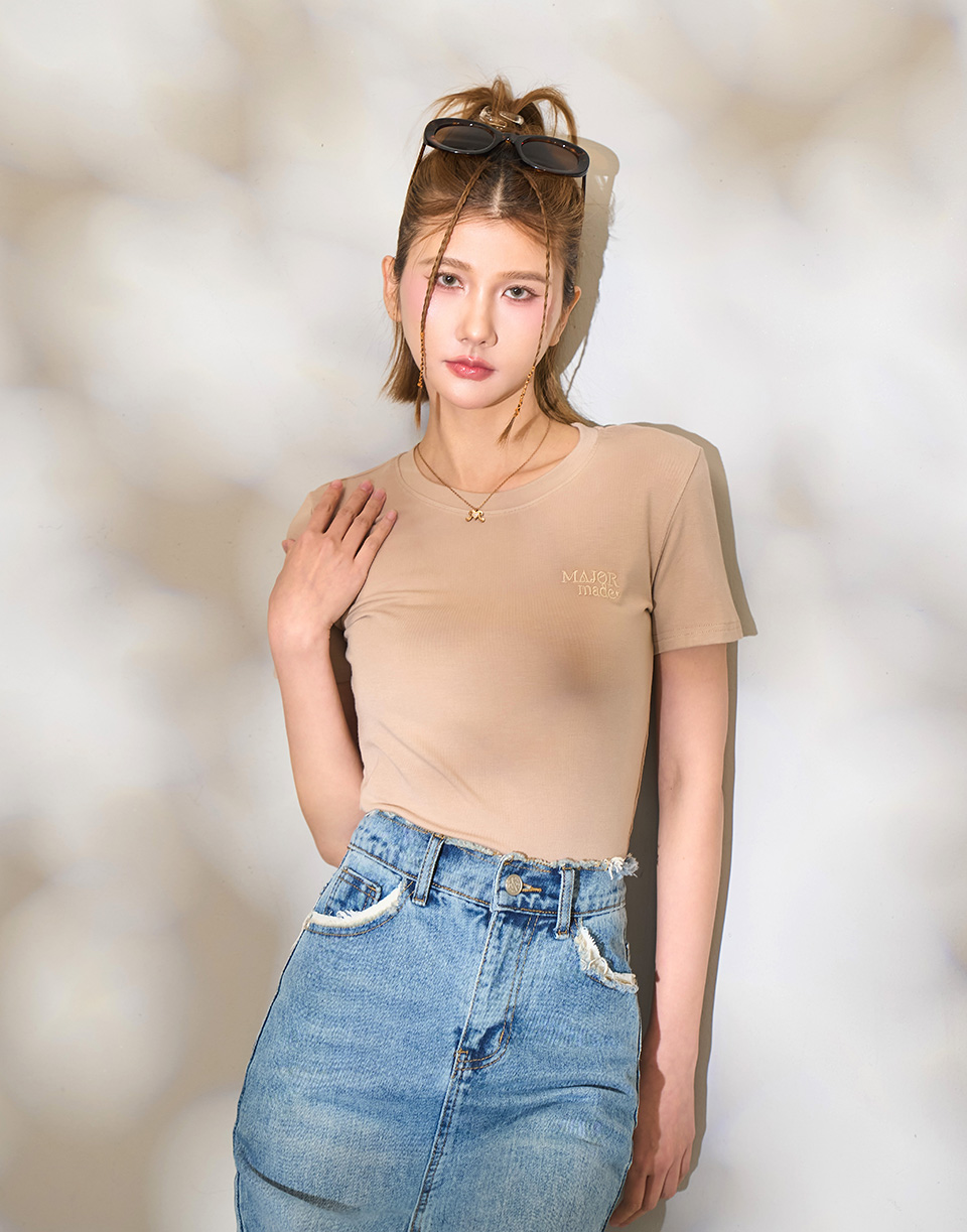 圓領中短版字母大彈力短T