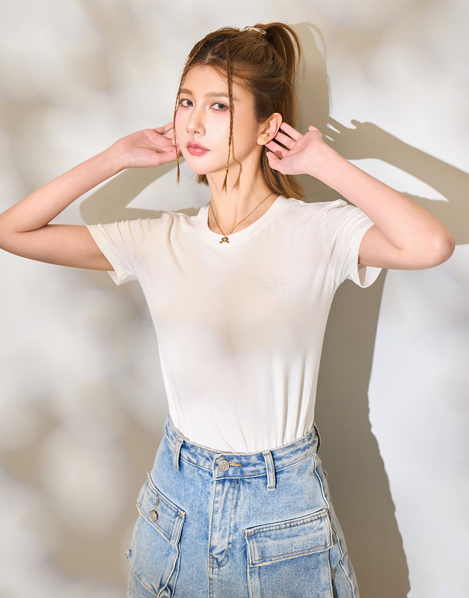 圓領中短版字母大彈力短T