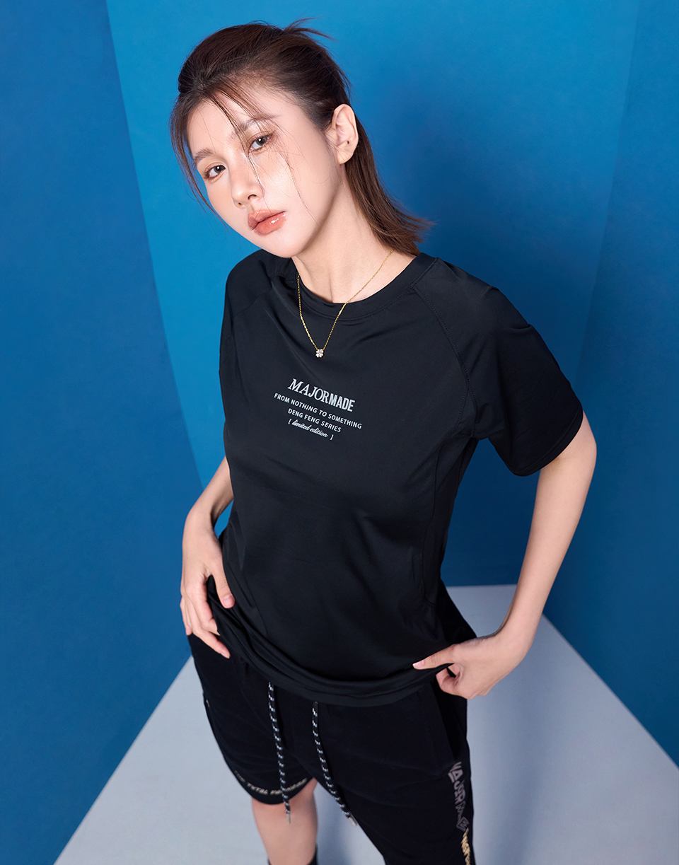 立體字滑面涼感短T