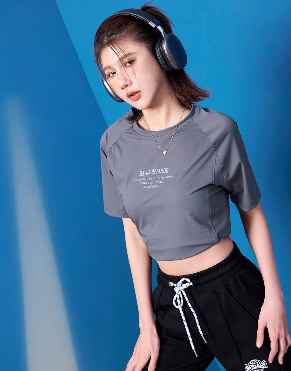 立體字滑面涼感短T