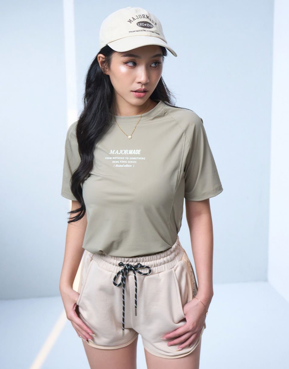 立體字滑面涼感短T