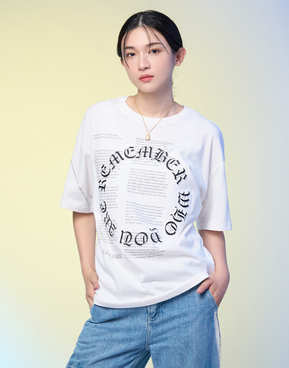 滿版文字壓花短TEE'