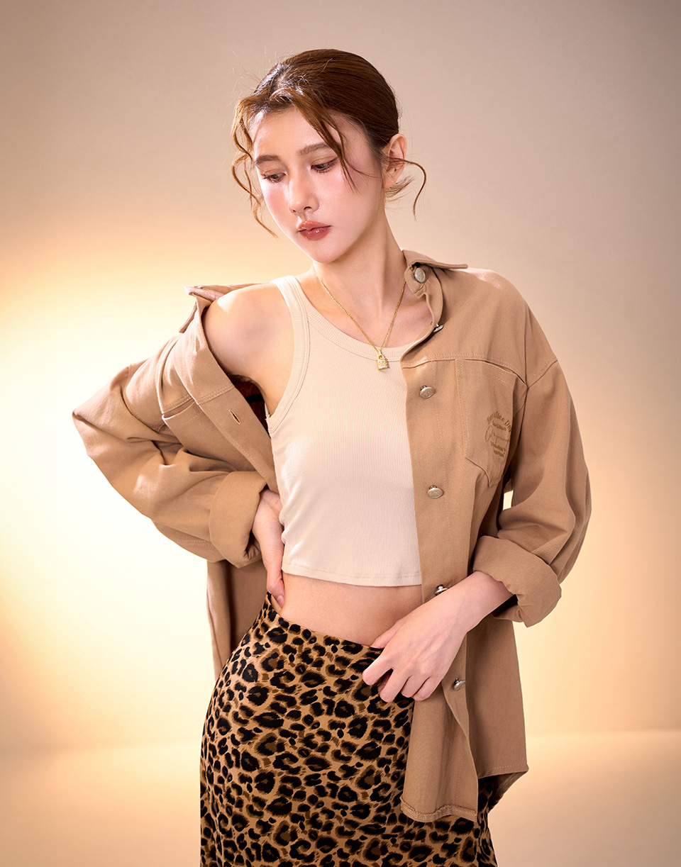 百搭刺繡小標斜紋襯衫