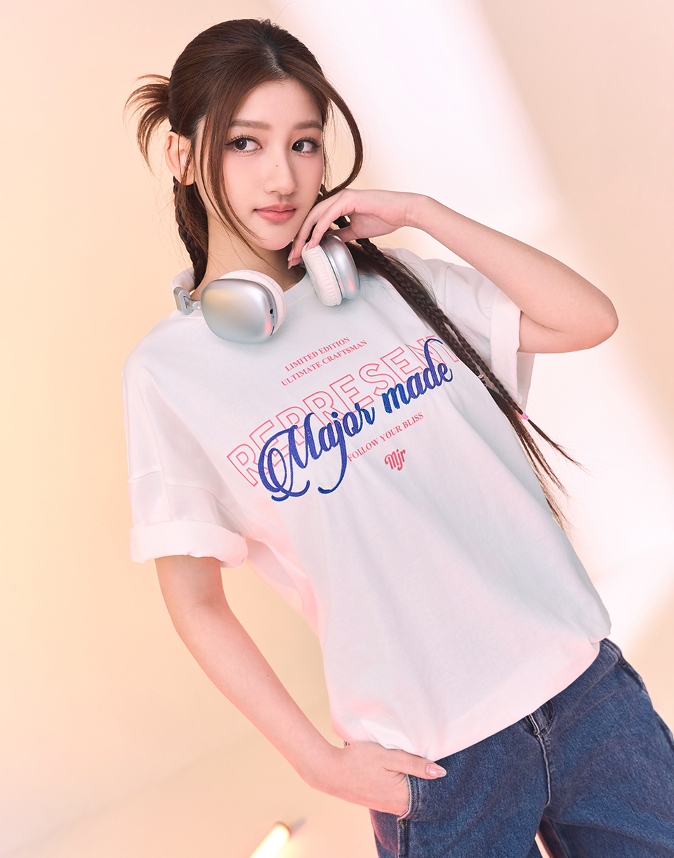 美式草寫鏈目繡短T