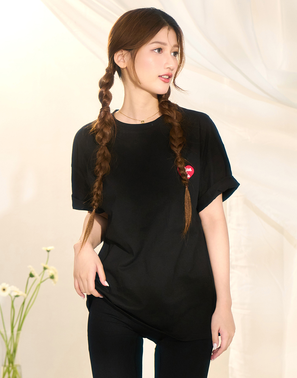 品牌愛心刺繡素面短T