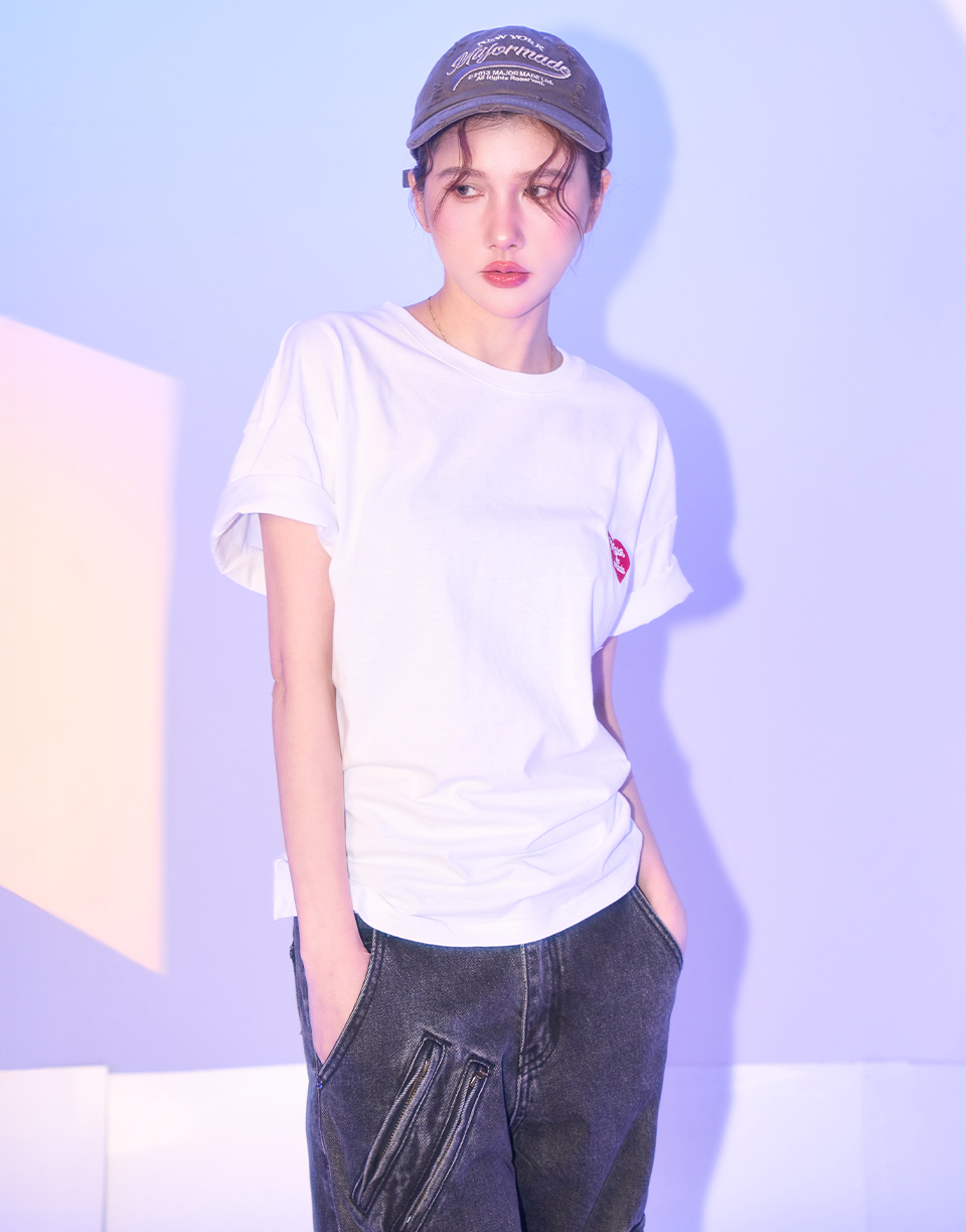 品牌愛心刺繡素面短T