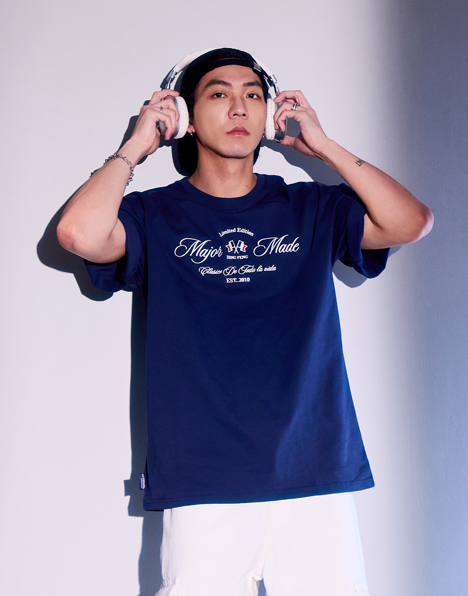 法式小國旗草寫刺繡短T