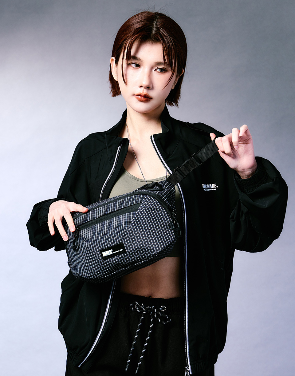 立體格紋防撥水斜背包