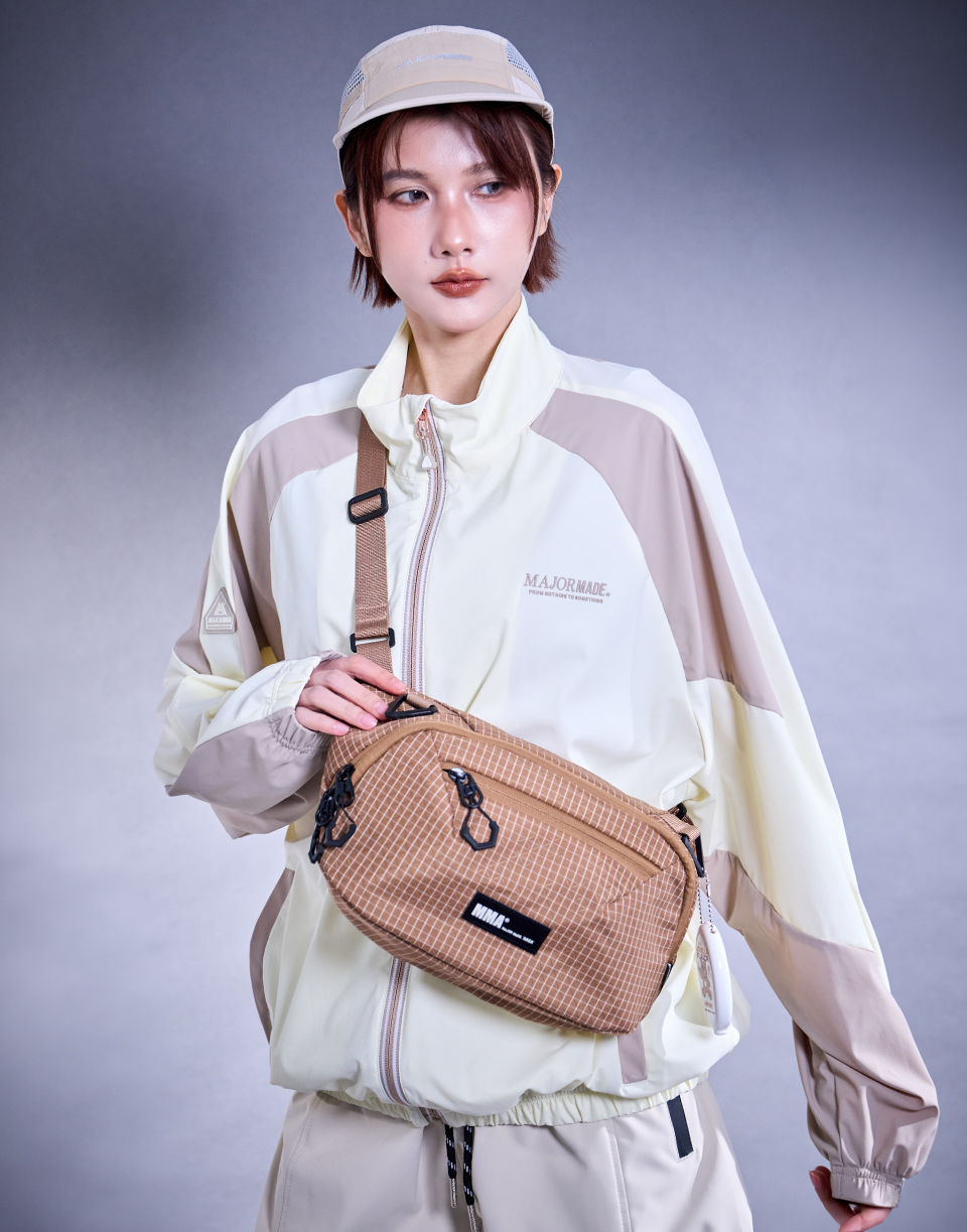 立體格紋防撥水斜背包