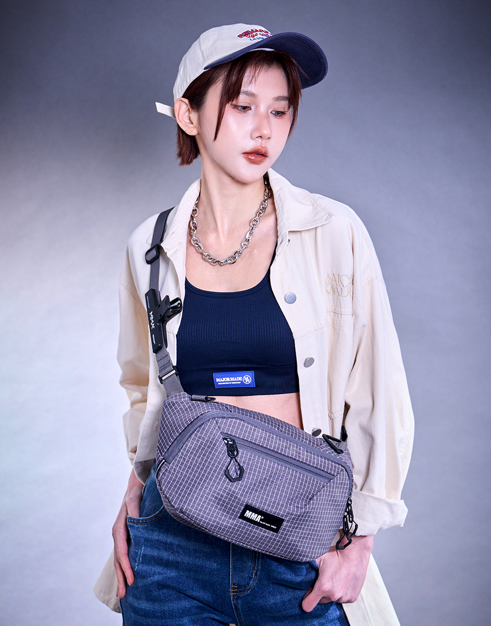 立體格紋防撥水斜背包