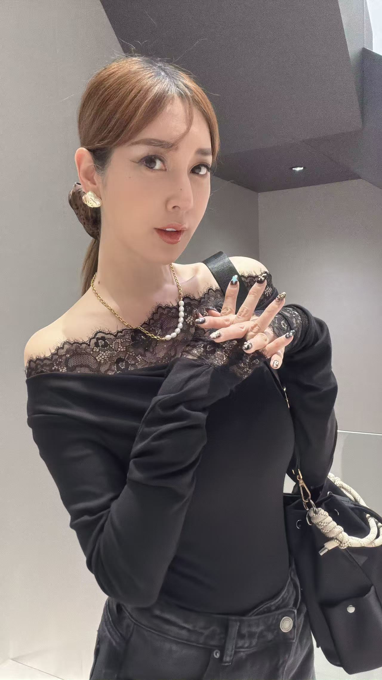 輕柔垂墜感蕾絲上衣